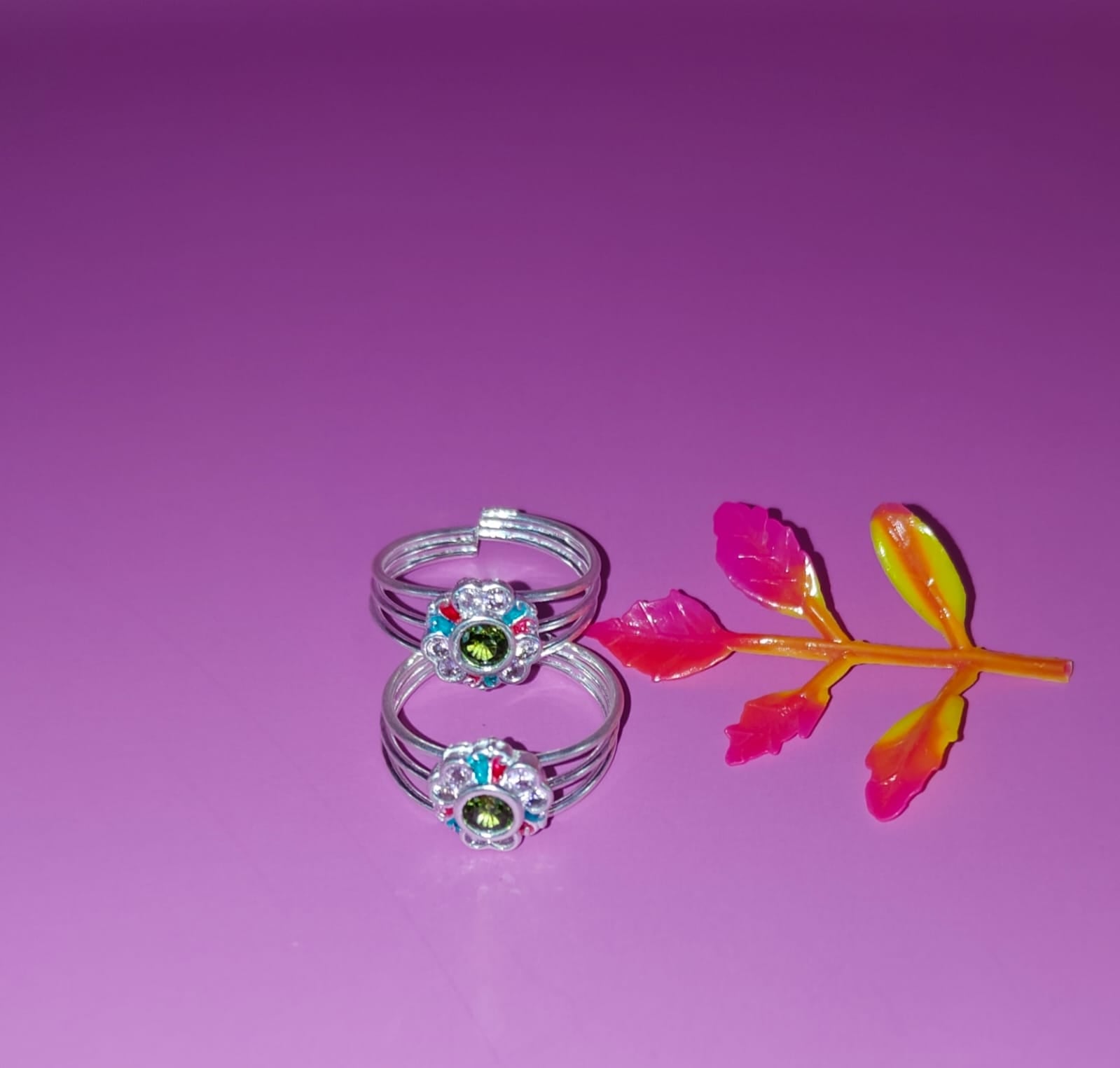 silver flower toe rings with clear rhinestones and green centers