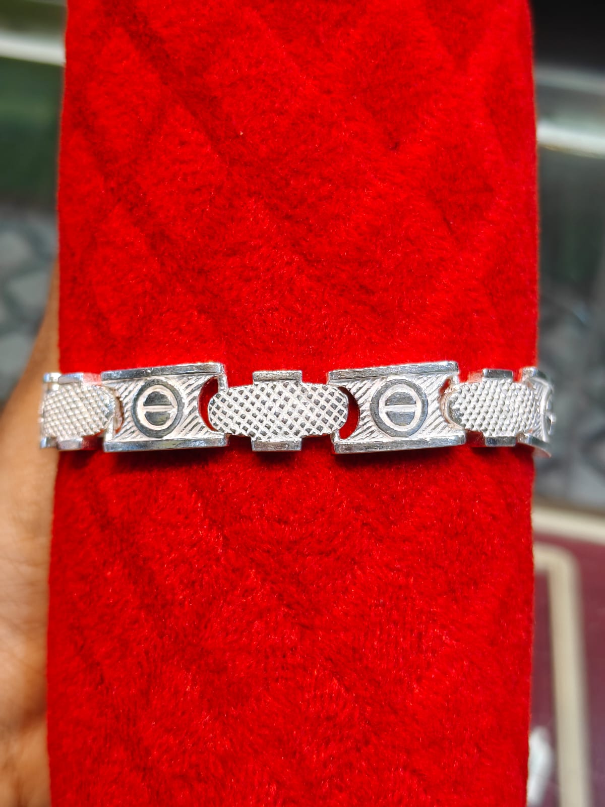 Bracelate