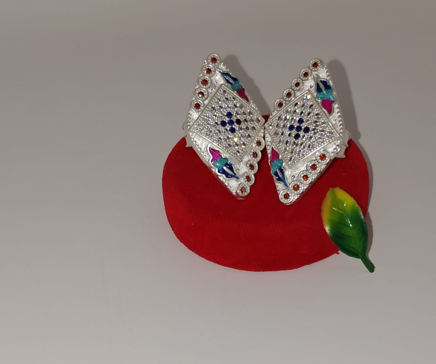 Dimond shaped toe ring with red and blue stones